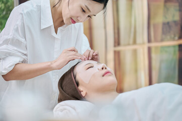 아시아 한국의 젊은 여성이 스파 또는 피부관리전문점 또는 피부과...