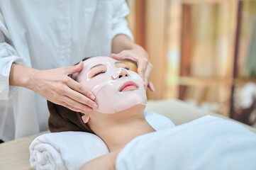 아시아 한국의 젊은 여성이 스파 또는 피부관리전문점 또는 피부과...