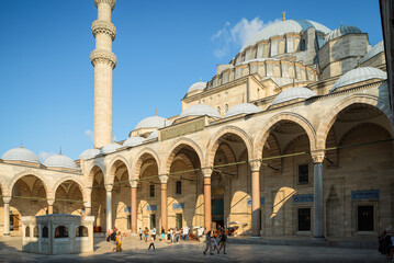Fuente y fachada de la mezquita de Suleimán, Estambul