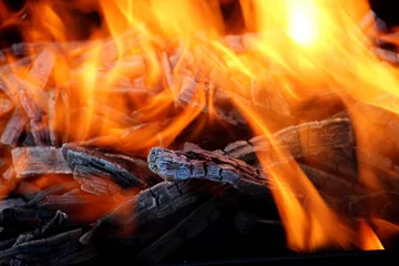 Foto op Plexiglas firewood burning with bright fire close-up © Сергей Бадалов