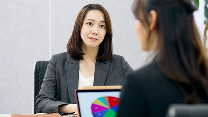 ミーティングする女性会社員グループ