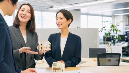 住宅模型を見るビジネスグループ