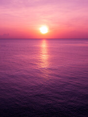 Early morning, pink sunrise over sea © Jitti