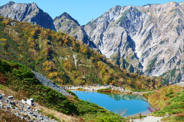 秋の八方尾根より白馬連峰を望む。白馬、長野、日本。10月上旬。
