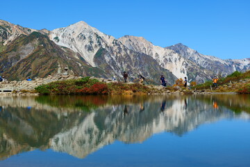 秋の八方尾根より白馬連峰を望む。白馬、長野、日本。10月上旬。