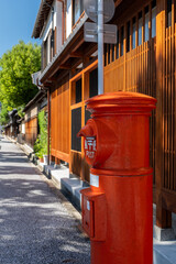Fototapeta na wymiar 夏の近江八幡の街並み　赤ポスト