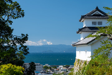 彦根城の西の丸三重櫓と琵琶湖（竹生島）　滋賀県彦根市