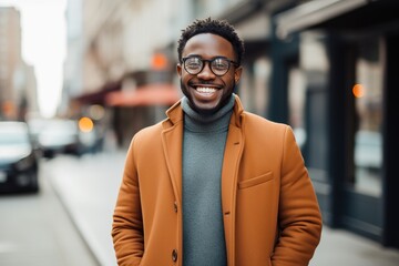 Obraz premium Portrait of a Black Manwith Glasses Smiling in the Street