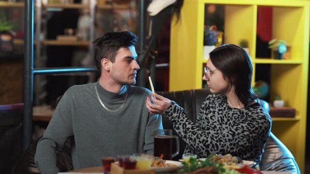 After the bill arrives at the restaurant, a girl and a boy sitting together seem taken aback and unhappy, leading to a heated discussion about it.