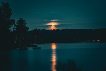 Fototapeta na wymiar Mond über See, Schweden 