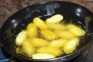 A snack made of bananas covered with grated cassava