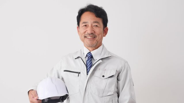 ミドルエイジの作業員　白背景　カメラ目線