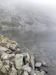 paysage nuageux lac de montagne