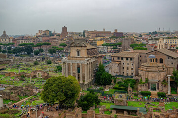 Fototapeta premium Journée pluvieuse dans le Forum Romain 
