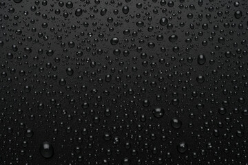 Gotas de agua sobre fondo negro rugoso - obrazy, fototapety, plakaty