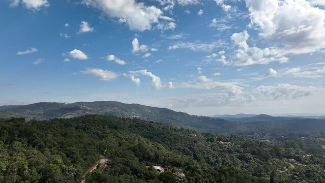 Video de drone da Serra da Cantareira em S&atilde;o Paulo, uma das maiores zonas verdes do estado, com ampla fauna e flora da mata atlantica