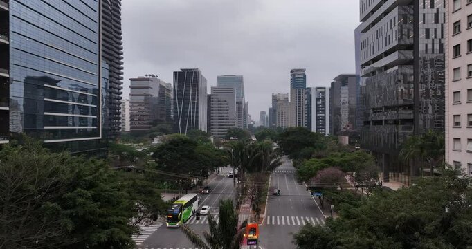 Video de drone da avenida Brigadeiro faria lima, ao amanhecer, com a cidade acordando
