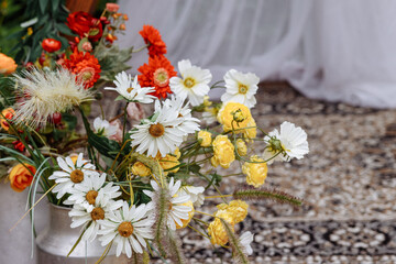 Obraz na płótnie Canvas Beautiful bouquet of wild flowers in a vase. Wedding bouquet for a light airy girl. Bouquet of yellow-white daisies.