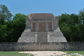 Fototapeta na wymiar Temple of the bearded in the archaeological zone of Chichen Itza