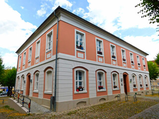 Das historische Rathaus auf dem Marktplatz einer Altstadt
