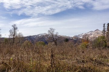 Fototapeta na wymiar the beginning of autumn in the highlands, nature walks, panoramic views of the mountains, routes and recreation in the mountains.