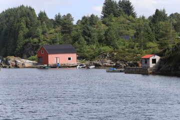 Fototapeta premium maison le long de fjord près de Bergen