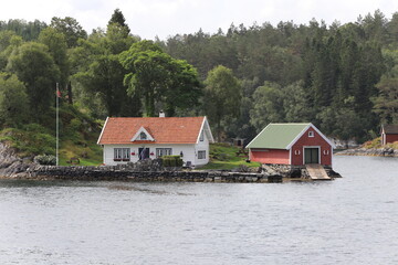 maison le long de fjord près de Bergen