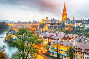Obraz premium Amazing autumn view of Bern city on Aare river during evening with Cathedral of Bern on background.