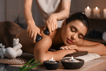 Obraz na płótnie Canvas Beautiful woman receiving spa massage in salon