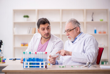 Obraz premium Two male chemists working at the lab