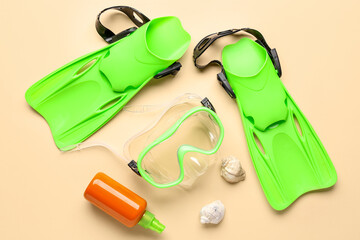 Composition with snorkeling mask, flippers and bottle of cosmetic product on color background © Pixel-Shot