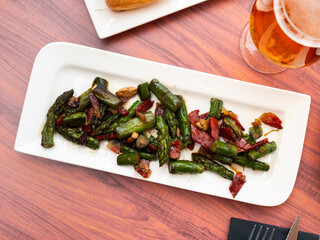 Sauteed asparagus with ham and foie chips