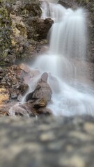 cascada en las rocas andinas © bayron