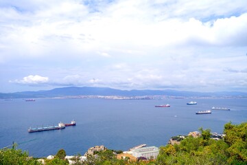 Vista sobre los tejados de Gibraltar y la Bahía de Gibraltar hacia Algeciras en Andalucía, España