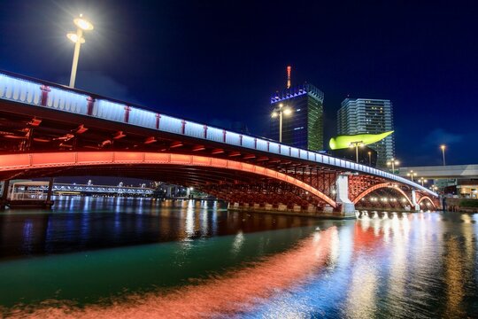 東京都、隅田川に架かる吾妻橋のライトアップ