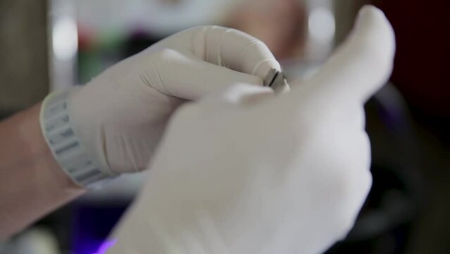 Barbeiro fazendo a barba