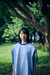 夏,公園,ウルフカットの女性