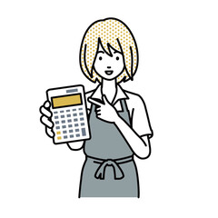 立って電卓を指差してこちらに向けて見せているエプロンをした店員の女性