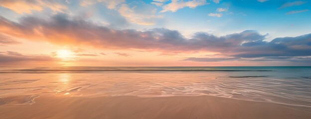 青空とオレンジ色の夕焼けがグラデーションするビーチの美しい風景