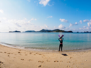 美しい阿真ビーチの白い砂浜と青い海、空とダイバー
沖縄県島尻郡慶良間諸島座間味島阿真ビーチ
