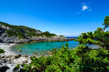 Fototapeta na wymiar 青い海とビーチが美しい中の浦海水浴場　 東京都伊豆諸島新島村式根島 