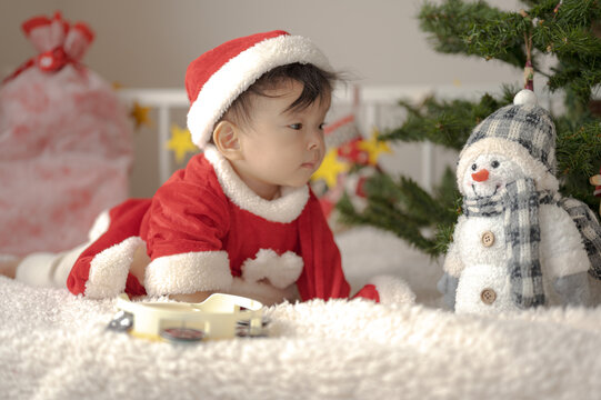 クリスマス会イメージ　サンタ服の子供