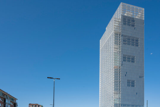 Torino, Piemonte, Italia - 06 Agosto 2023. Grattacielo della regione Piemonte con sfondo di cielo azzurro. Architetture di una delle costruzioni più alte e recenti della città di Torino.