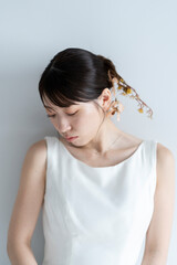 Fototapeta premium ウェディングドレスを着てヘアメイクをした花嫁