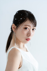 ウェディングドレスを着てヘアメイクをした花嫁