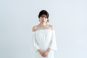 Obraz premium ウェディングドレスを着てヘアメイクをした花嫁