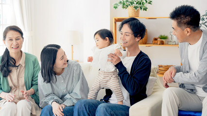 笑顔の赤ちゃんと三世代家族