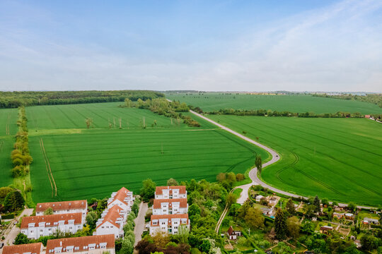 Dorf mit Feldern in Naumburg aus Drohnenansicht              