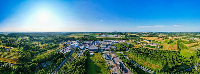 Tereny przemysłowe na wsi w Polsce na Śląsku, panorama z lotu ptaka