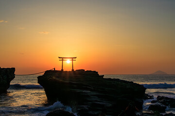 美しい日の出と白浜神社の鳥居と波しぶき　
静岡県下田市白浜
